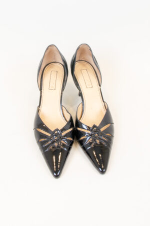 Unisa formal patent leather pointed-toe shoes.