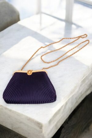 Festive handbag in purple pleated satin.