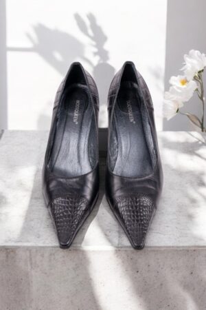 Elegant pointed-toe shoes in black leather.