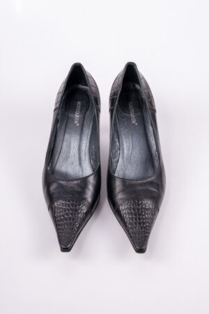 Elegant pointed-toe shoes in black leather.