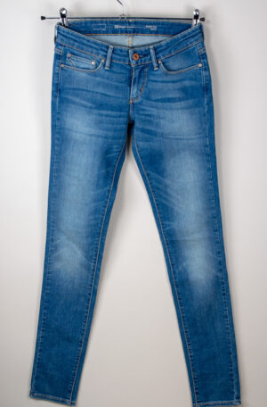 Levi´s blue low-waisted jeans for women