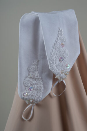 Short fingerless gloves for brides in white stretch material.