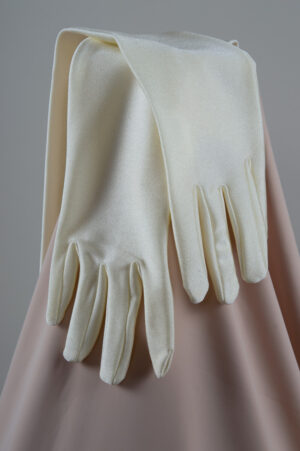 Natural white half-length gloves made of stretchy material are suitable for brides
