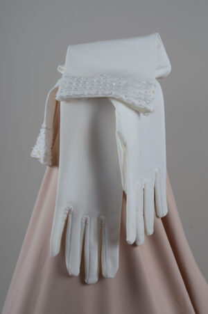 gloves for brides made of natural white stretchy material