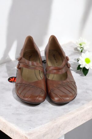 Tamaris brown leather low heel shoes.