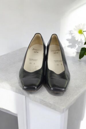 Classic black leather low heel shoes