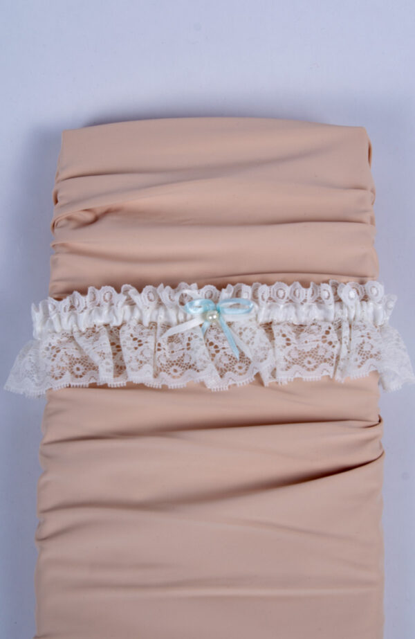 Garter made of off-white lace