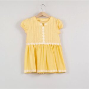 Girls' yellow summer dress with short sleeves.
