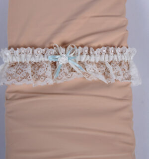 Garter made of off-white lace