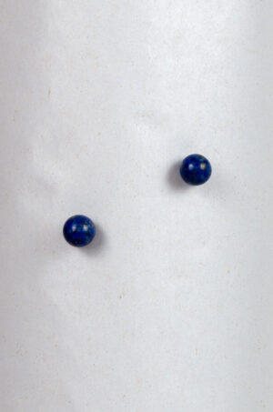 Pyöreät korvakorut, jotka on valmistettu sinisestä luonnonkivistä.