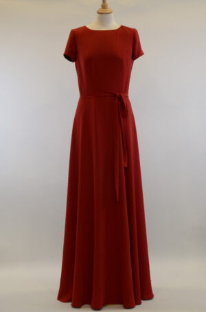 Evening dress in deep red in a flowing fabric.