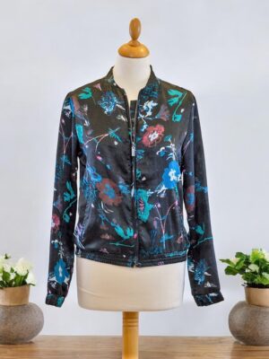 Sportliche Jacke aus Stoff mit Blumenmuster.