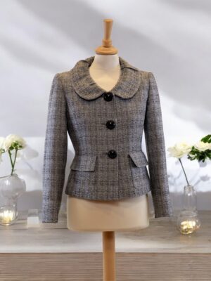 A short jacket with a large round collar.