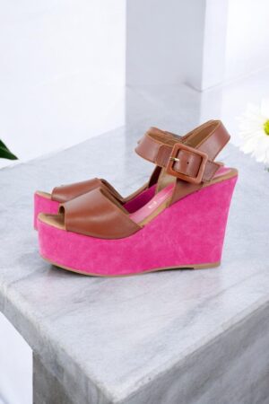 Two-tone leather platform sandals.