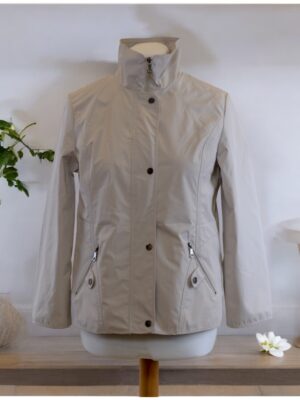 Sporty jacket made of light gray impregnated fabric.