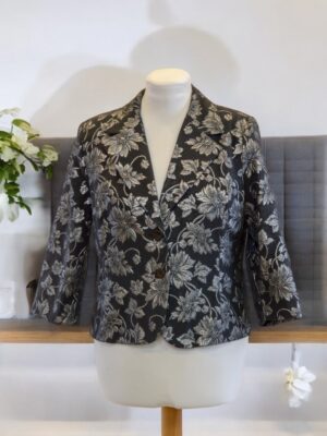 Formal jacket with lapel collar in brocade fabric.