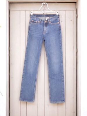 Blaue gerade Jeans für Damen.