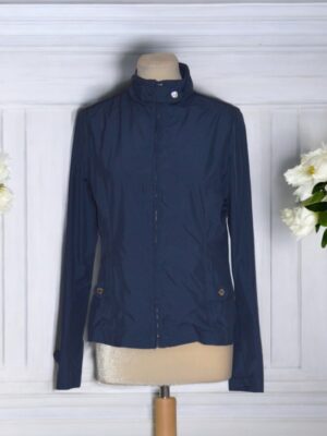 Sporty jacket made of dark blue impregnated fabric.