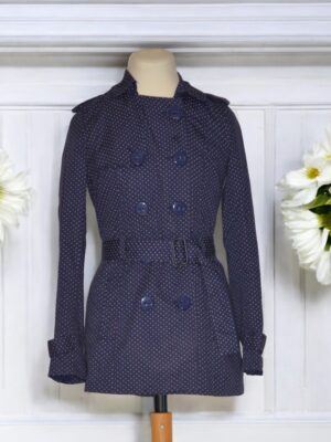 Women's coat made of spotted cotton imregneer fabric.