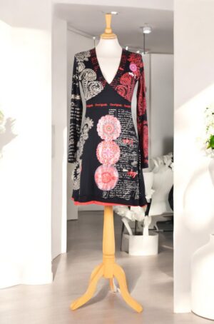 Schwarzes Jerseykleid von Desigual mit mehrfarbigem Muster und Applikationen.