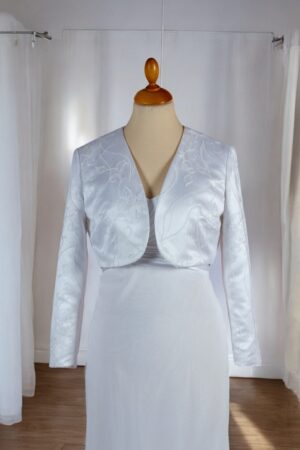 Festlicher, mit weißer Spitze überzogener Satin-Bolero für die Braut.